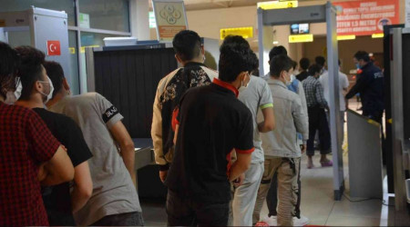 Kocaeli'de 67 düzensiz göçmen sınır dışı edildi