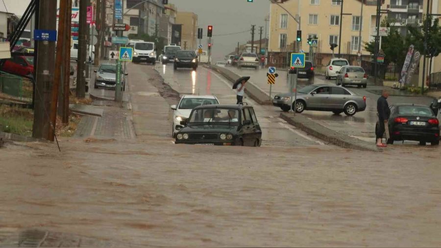 Kocaeli'de sağanak hayatı felç etti