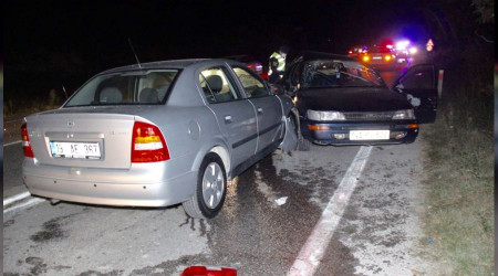 Kocaeli'nde 3 araç birbirine girdi