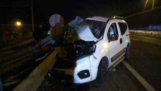Kocaeli'nde araç bariyere ok gibi saplandı: 1'i ağır 3 yaralı