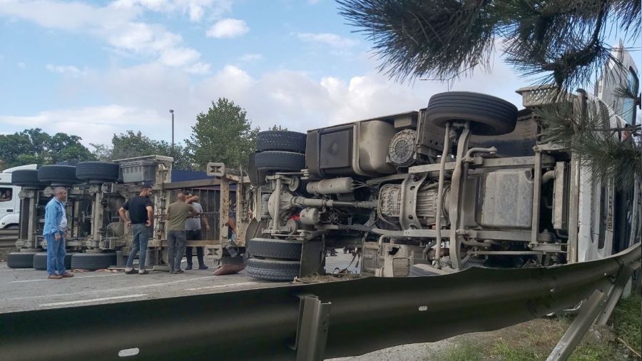 Kocaeli'nde servis aracı devrilen tıra çarptı: 5 yaralı