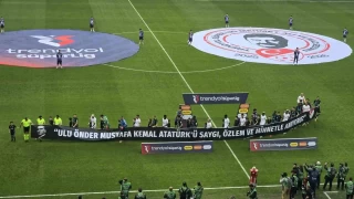Kocaelispor - Galatasarayl futbolcular sahaya 10 Kasm pankartyla kt
