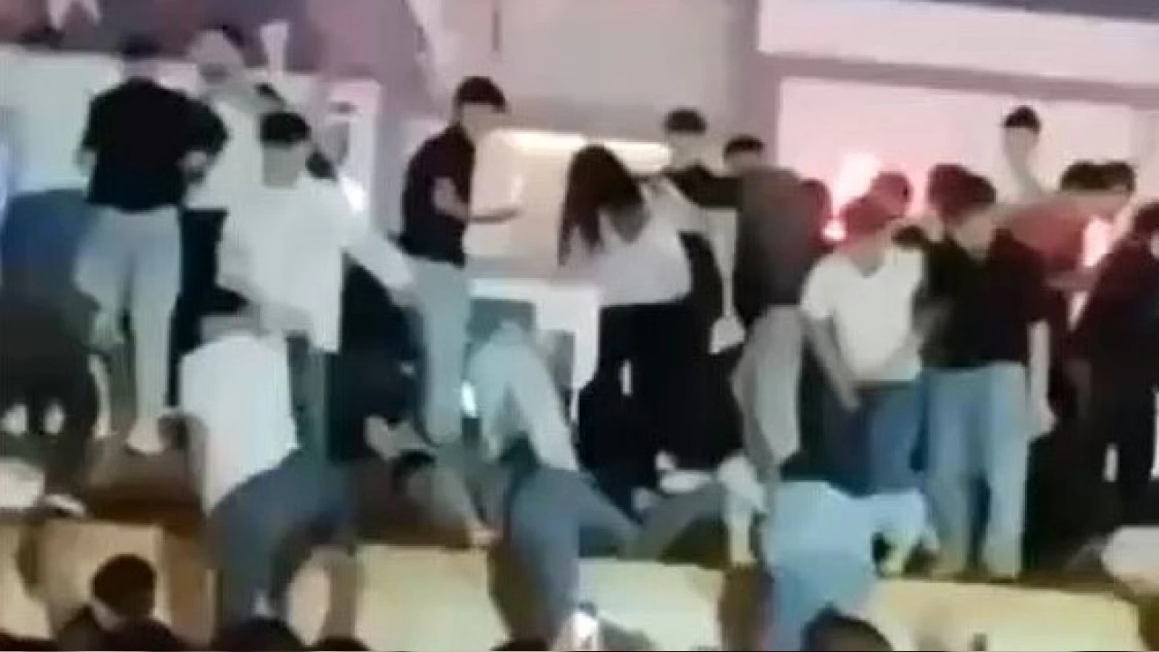 Konserde çöken stant sahibi vatandaşlara saldırdı