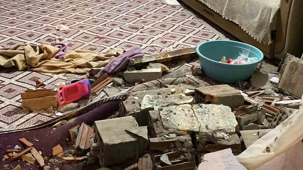 Kontrolden çıkan araç gecekonduya daldı, ortalık savaş alanına döndü: 3 yaralı