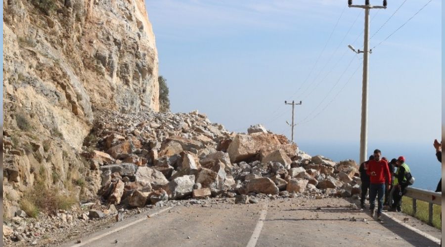 Kontrollü patlamada dev kayalar yolu kapattı