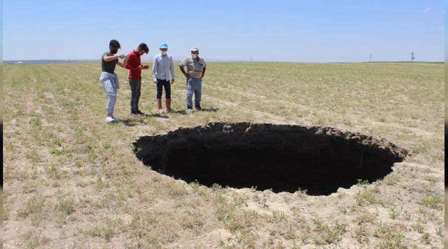 Konya'da 65 metre derinli�inde obruk olu�tu