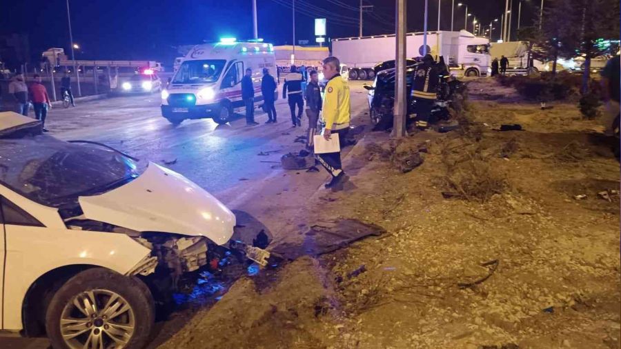 Konya'da iki otomobil �arp��t�: 1 �l�, 2 yaral�