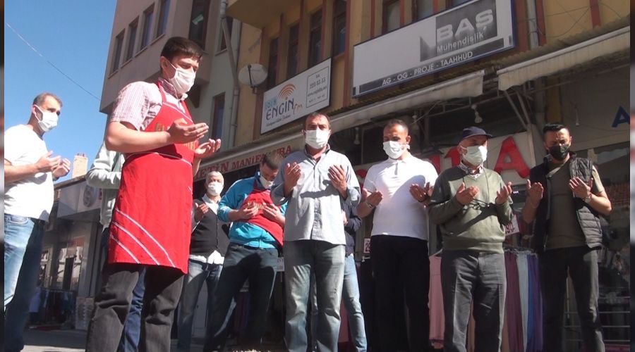 Koronan�n bitmesi i�in kurban kestiler