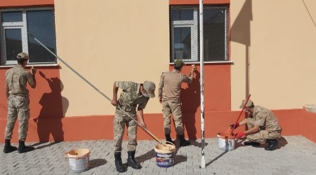 Ky okulunu 'asker' boyad