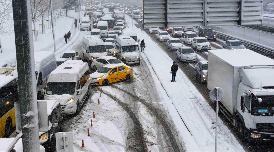 Küçükçekmece E-5'te trafik durma noktasına geldi