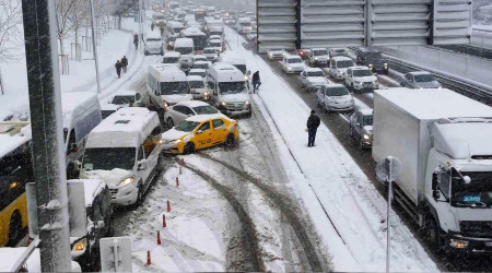 Küçükçekmece E-5'te trafik durma noktasına geldi