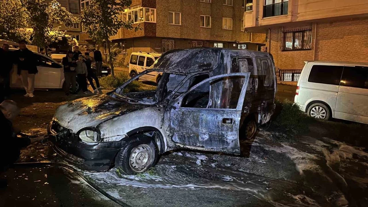 Küçükçekmece'de park halindeki araç alev alev yandı