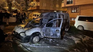 Kkekmece'de park halindeki ara alev alev yand