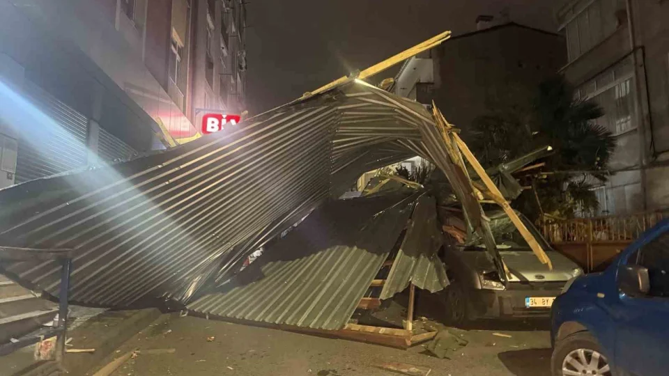 K���k�ekmece'de �iddetli r�zgar �at�y� u�urdu: Ara�lar zarar g�rd�