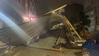 K���k�ekmece'de �iddetli r�zgar �at�y� u�urdu: Ara�lar zarar g�rd�