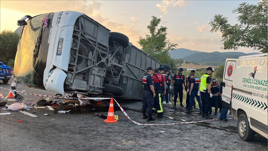 Kum yüklü kamyon otobüse çarptı: 6 ölü, 42 yaralı