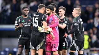 Lider Arsenal geriye d��t��� ma�� kazand�