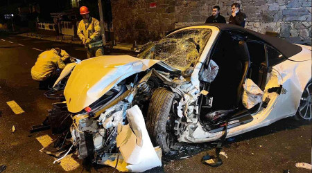 Lüks araç elektrik direğine çarptı: 2'si ağır 3 yaralı