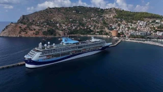 Lüks kruvaziyer bin 765 turist ile Alanya iskelesine demir attı