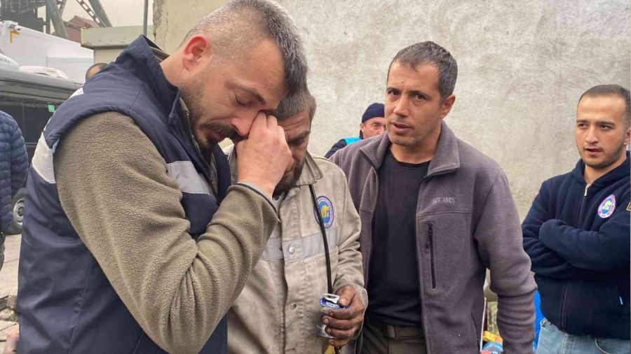 Madendeki kurtarma çalışmalarına katılan işçi gözyaşlarına boğuldu