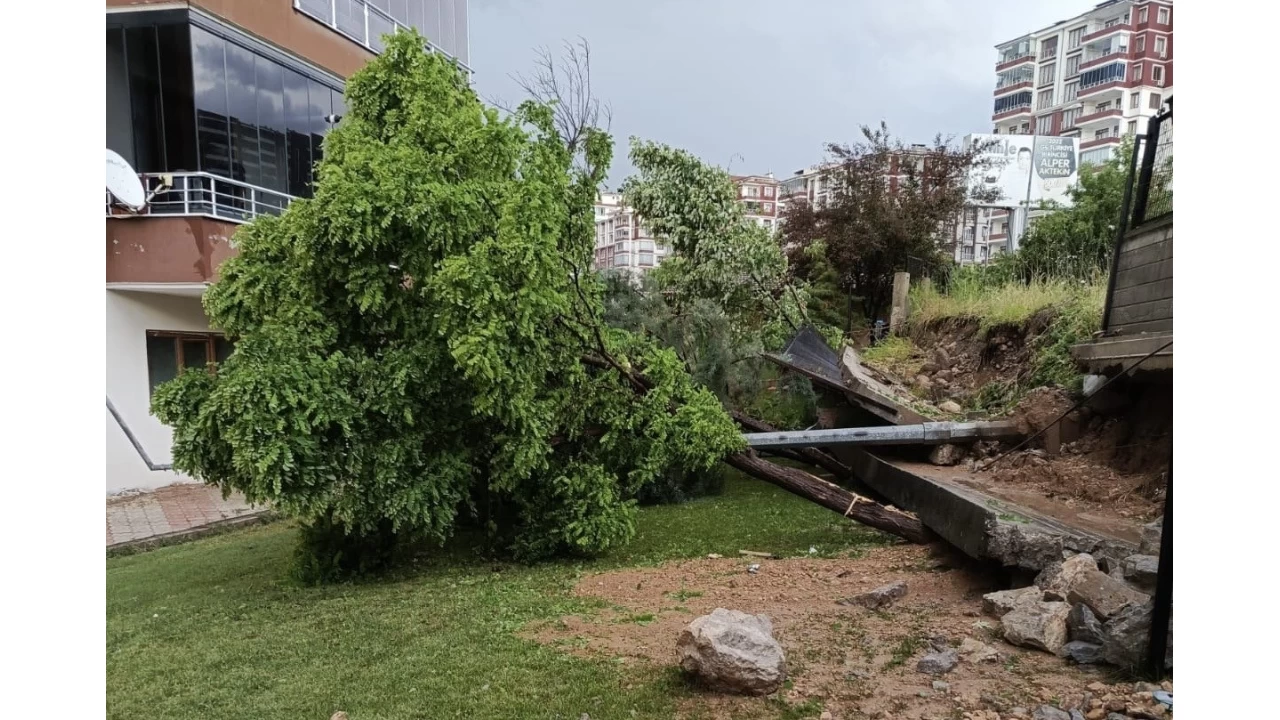 Malatya'da sağanak yağış site duvarını yıktı