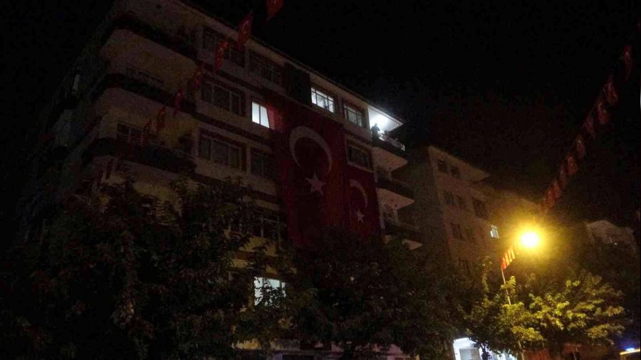 Malatyalı şehidin evine dev Türk bayrağı asıldı