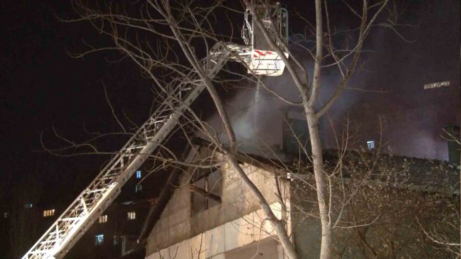 Maltepe'de 3 katl� binan�n �at�s�nda korkutan yang�n