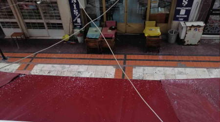 Manisa'da kısa süreli dolu etkili oldu