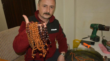 Manyetik kumdan yaptığı tespihleri yurt içi ve yurt ve dışında satıyor