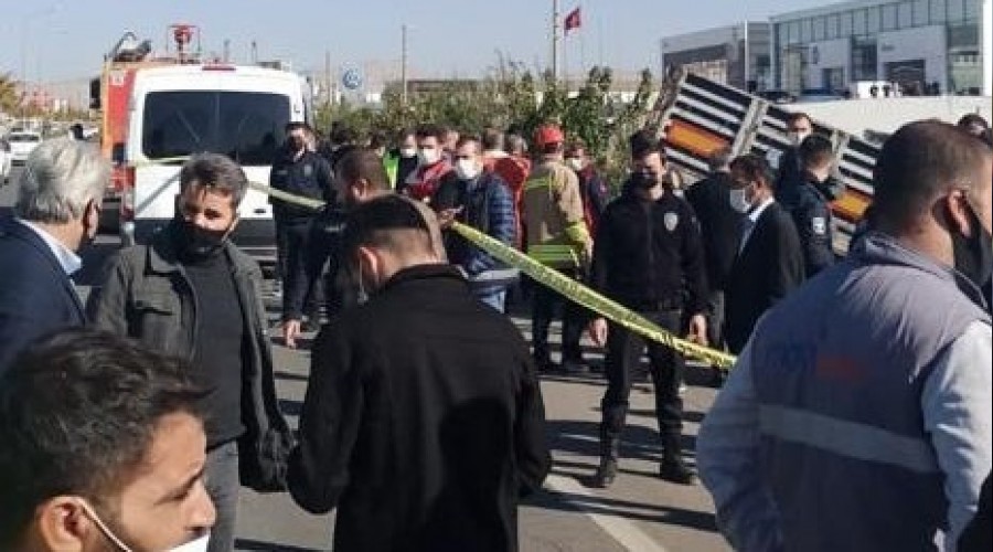 Mardin'de tır otobüs durağına daldı