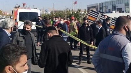 Mardin'de tır otobüs durağına daldı