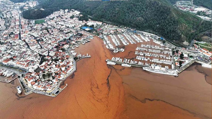 Marmaris'te denizin rengi değişti