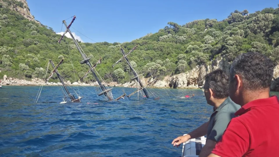Marmaris'te gezi teknesi batt�