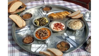 Masada m, Yer Sofrasnda m? Yemek Yeme Kltrnn Sessiz Tartmas