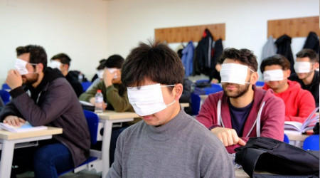 Maskelerle azlarn deil gzlerini kapattlar