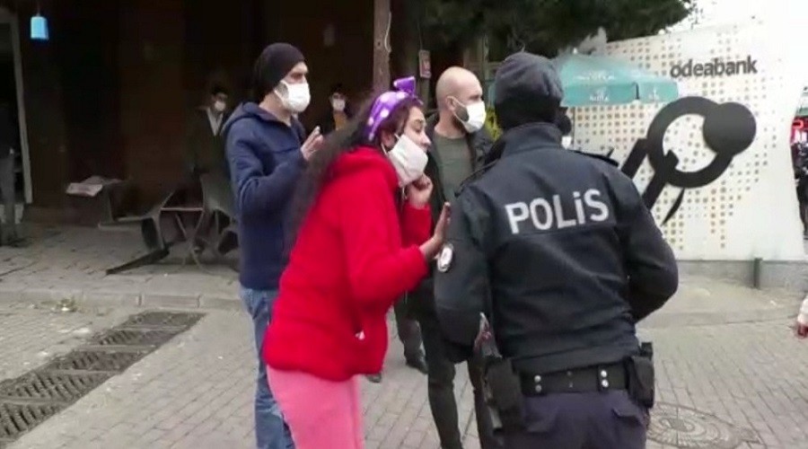 Maskesiz kad�n polise sald�rd�