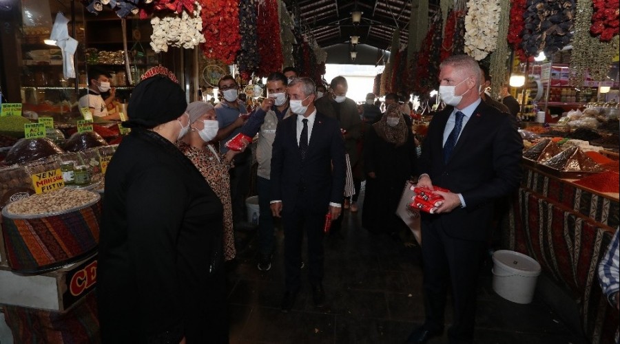 Maskesiz karşılamaya vali uyarısı