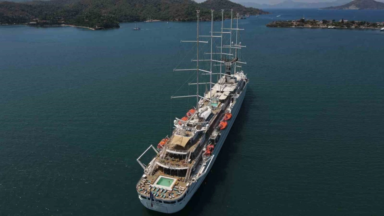 Mega yelkenli yolcu gemisi "Club Med 2" Fethiye'de