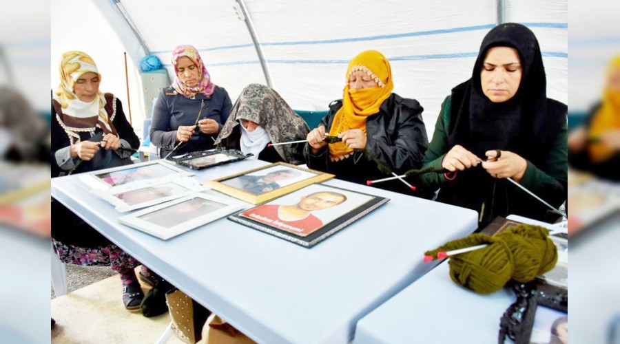 Mehmetçiğe atkı ördüler