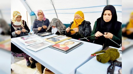 Mehmetçiğe atkı ördüler