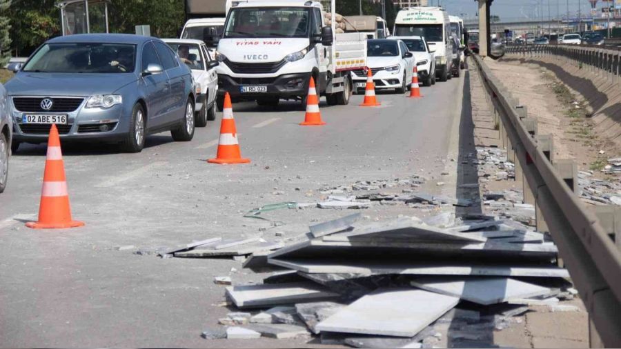 Mermerler kamyonetten yola düştü