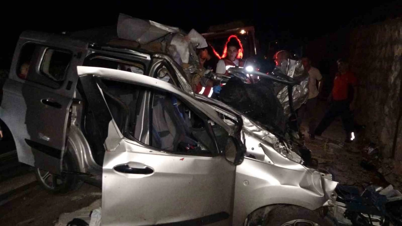 Mersin'de kazada ara�lar hurdaya d�nd�: 1 �l�, 1 yaral�