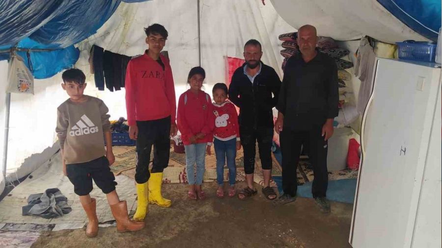 Mevsimlik işçilerin çadırlarını su bastı