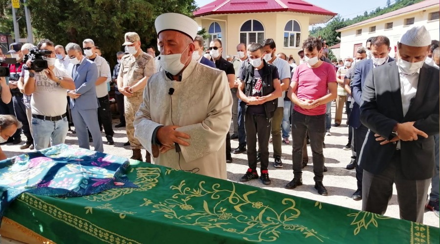 Minik kra Nur topraa verildi