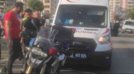 Motosikletli polis ekibine çarpıp kaçtı