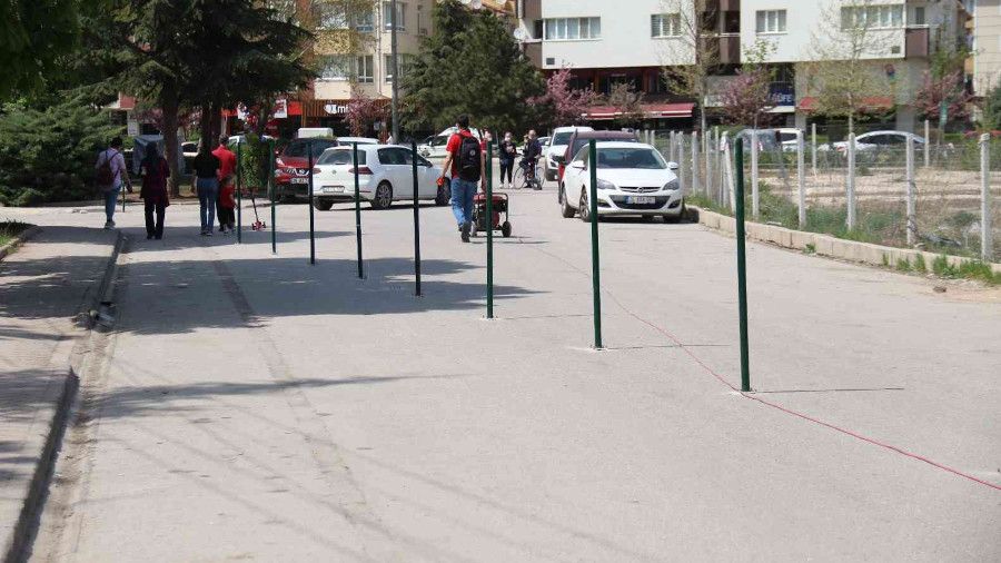 M�lk sahibiyle belediyenin anla�mazl��� soka�� ortadan ikiye b�ld�