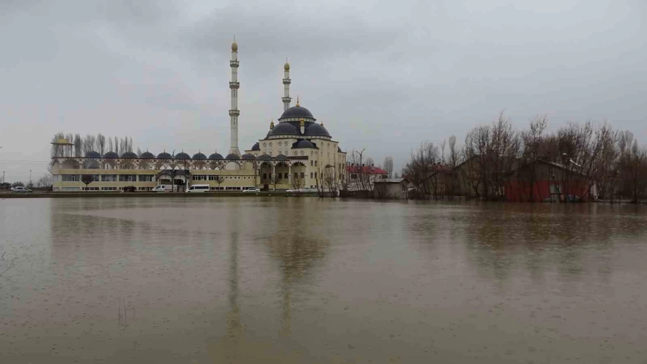 Mu� Ovas� sular alt�nda kald�