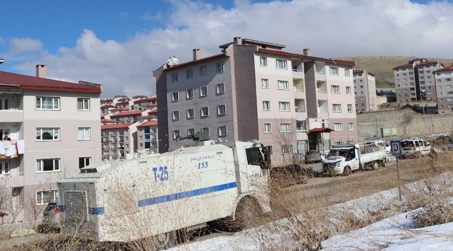 Mutasyonlu vir�s ��phesiyle bir ev karantinaya al�nd�