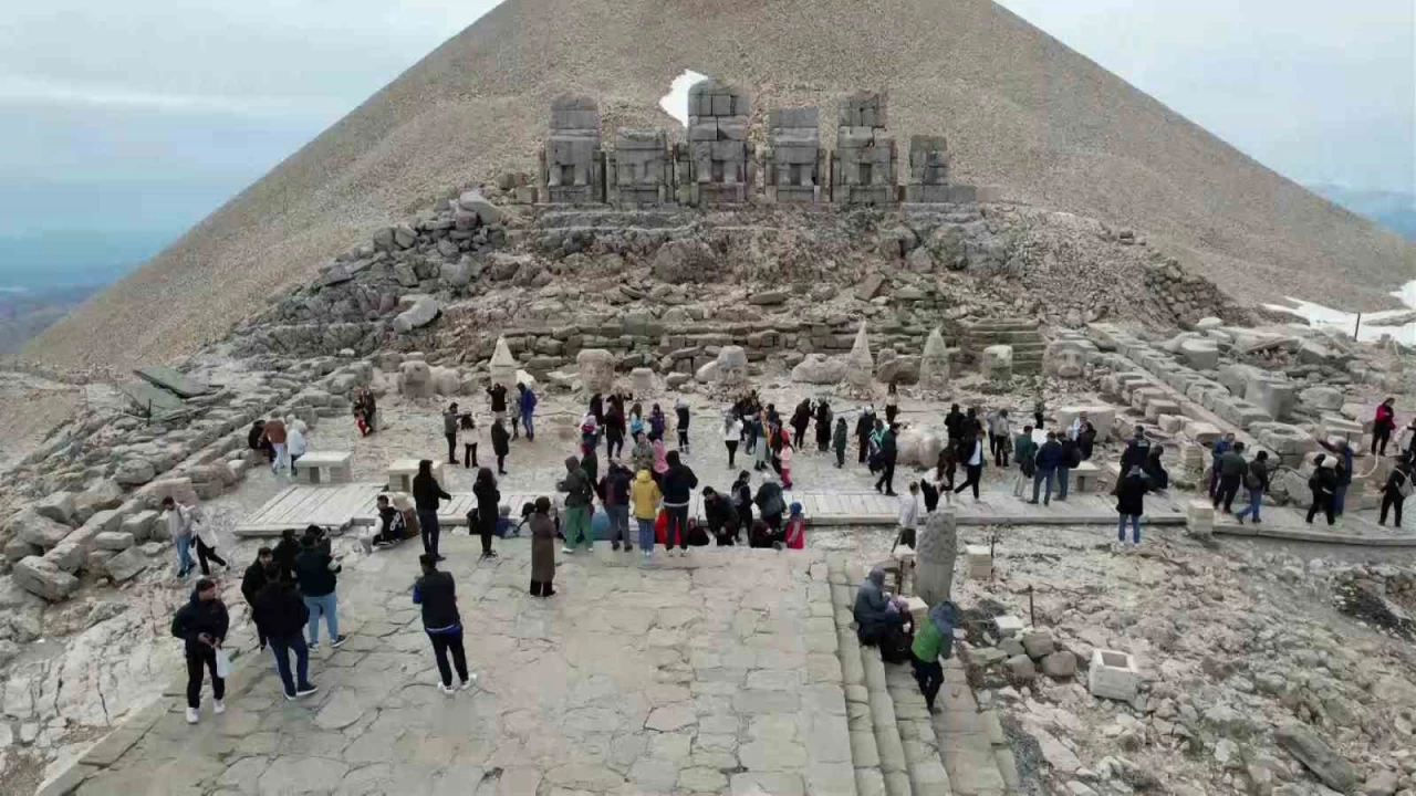 Nemrut Dağı'nda bayram yoğunluğu