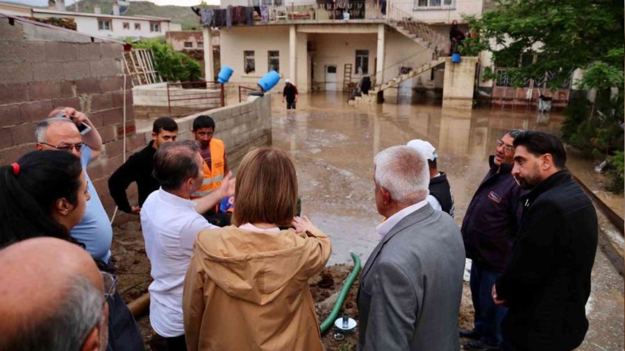 Nevehir'de ev ve i yerleri sular altnda